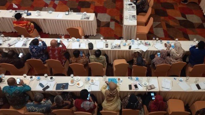 Peserta Rakor Gubernur se-Sumatera di Pekanbaru Asik Main Hp Saat Wamendagri Menyampaikan Arahan