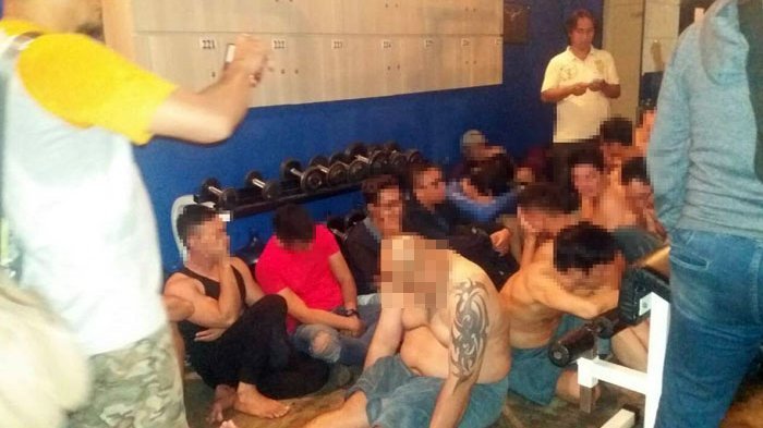 Bikin Heboh, Belasan Pria Mandi Bareng di Malam Hari, Pertugas Temukan Konten tak Wajar di Handphone