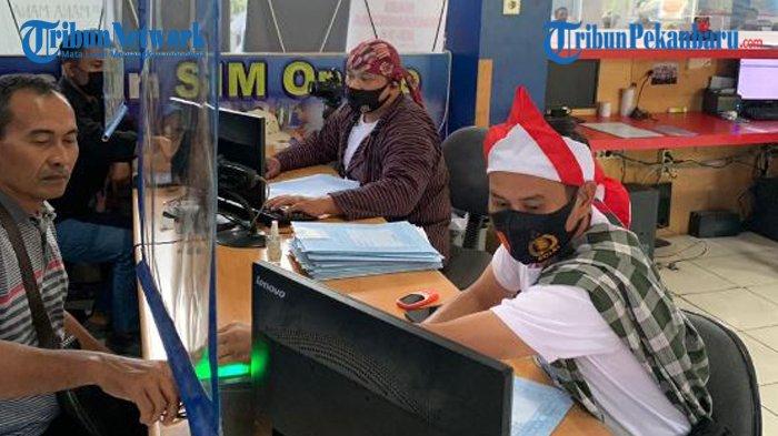 Petugas Satlantas Polresta Pekanbaru Hibur Pemohon SIM dengan Memakai Kostum Pahlawan Jadul
