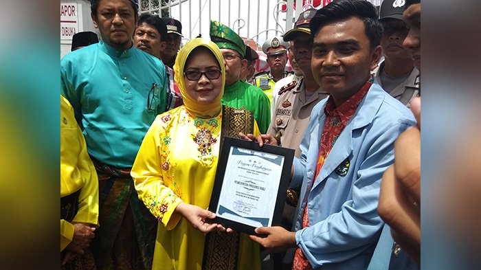 Mahasiswa Titipkan 'Piagam Penghargaan' kepada Ketua DPRD Riau