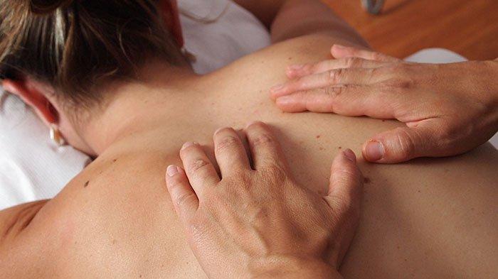 Pijat Tubuh Molek Istri Aparat, Organ Intim Kakek Sugino Malah Nongol Dari Celana