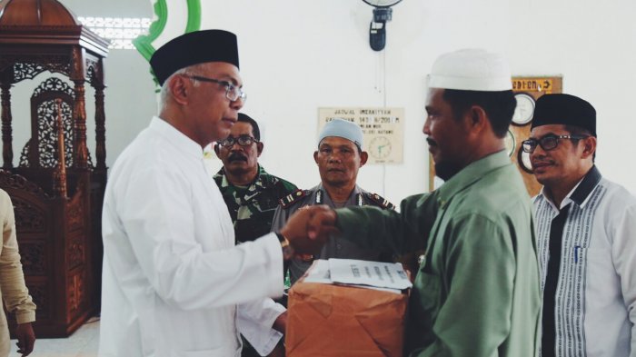 Safari Ramadan di Dua Tempat, Pemkab Inhil Serahkan Bantuan Pembangunan Masjid
