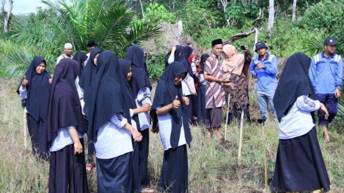 Peringati Hari Santri Nasional dan Hari Listrik Nasional, PLN Bersama Ponpes Tanami Lahan Gambut