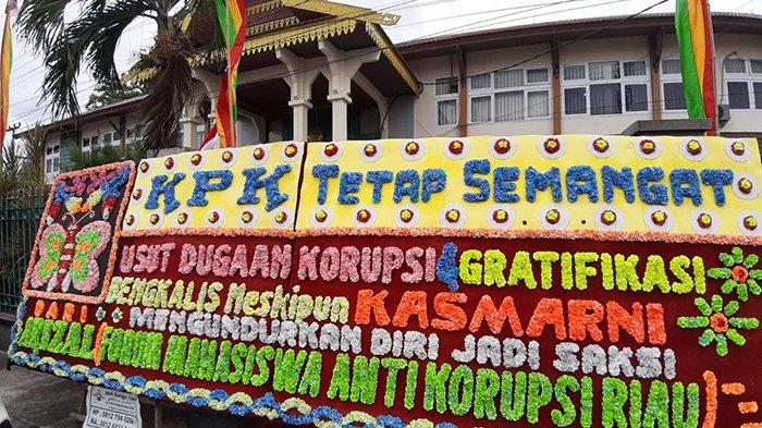 Tanda Cinta dari Warga, Papan Bunga Beri Semangat Usut Dugaan Gratifikasi Bengkalis,Apa Tulisannya?