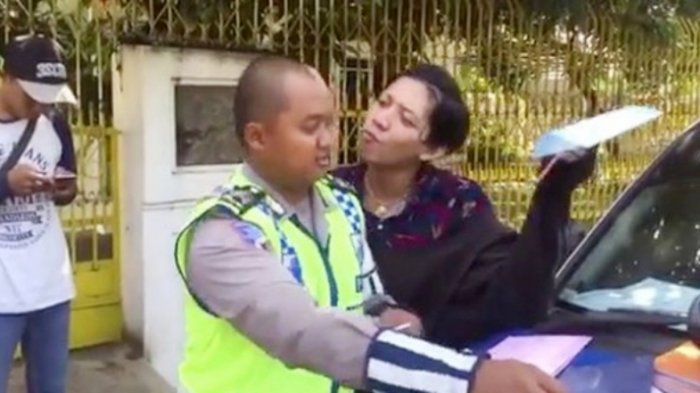 Panik Dibuntuti Istri Pertama Suaminya, Wanita Ini Sampai Minta Tolong ke Polisi yang Tugas di Jalan