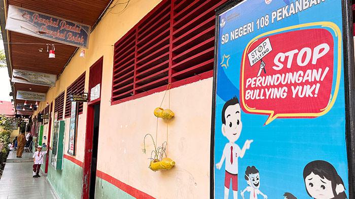 Sebuah poster stop perundungan terpampang di teras SDN 108 Pekanbaru. Seorang Murid di sekolah itu diduga meninggal usai dapat perundungan.