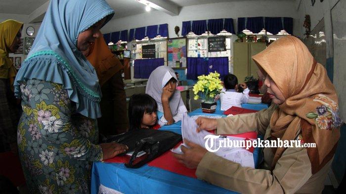 Tukang Reparasi Perabot di Pekanbaru Ini Tak Henti Ucap Syukur Anaknya Masuk SD Negeri