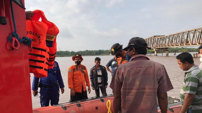 Sampan Bocor Saat Angkut Buah Sawit, Jumadi Hilang di Sungai Rokan di Rohil
