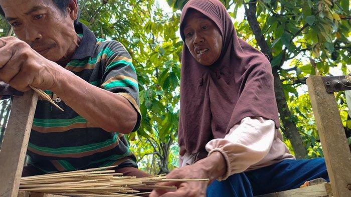 TUSUK SATE: Sarah dan Isra, pasangan lansia tuna wicara yang tekun mengolah bambu menjadi tusuk sate. Pemberdayaan ini merupakan salah satu program TSJL dari PTBA.