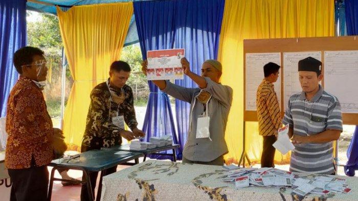 Pilkada Pelalawan, Golkar Tertinggal, Zukri-Nasarudin Unggul di TPS Adi Sukemi Mencoblos