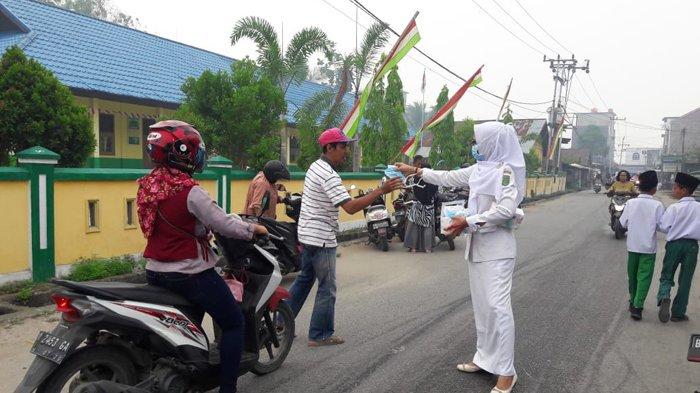 Asap Masih Mengganggu Kesehatan, Dinkes Inhil Bagikan 7.500 Masker kepada Warga