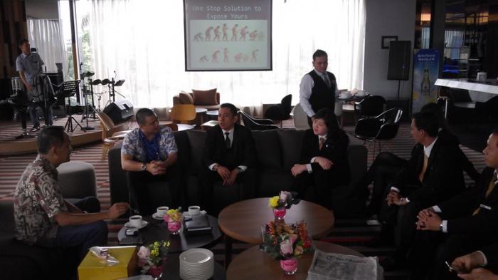 Manajemen Tribun Diterima GM Hotel Premiere Pekanbaru di Lounge