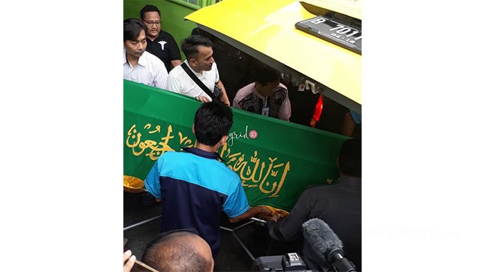 Tiga Sahabat Julia Perez Ini Dampingi Jenazah Jupe Menuju Rumah Duka