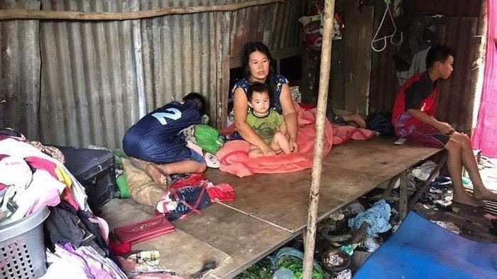 Rumah Dijual Mertua, Keluarga ini Numpang di Tanah Orang, Tinggal di Gubuk Mirip Kandang Ayam