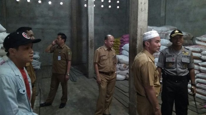 Turun Ke Pasar Bersama Kapolres, Wabup Meranti Sebut Stok Sembako Aman