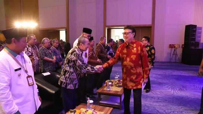 Gubri Terima SAKIP Award Tahun 2019 dari Tjaho Kumolo