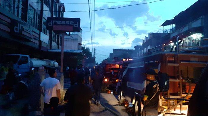 Saksi Dengar Dentuman Bunyi Petir, Dua Unit Ruko di Jalan Jeruk Dumai Riau Terbakar