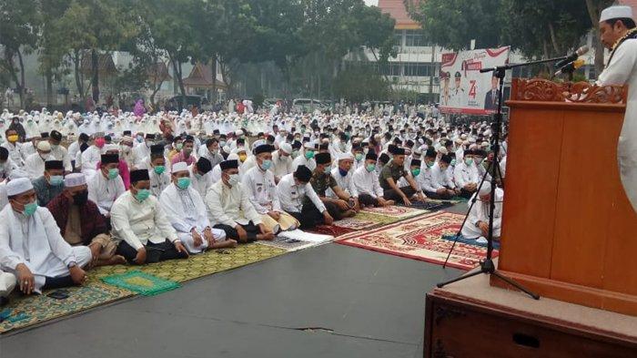 Tampung Warga di Kantor Walikota, Ribuan Orang Salat Istisqa Bersama Pemko Pekanbaru