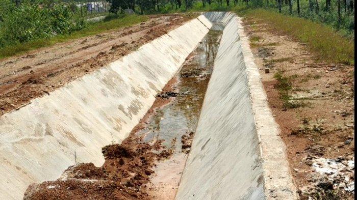 Aliran Irigasi Mampet, Ternyata Tersumbat Tas, Pria Ini Terkejut Lihat Isinya, Langsung Lapor RT