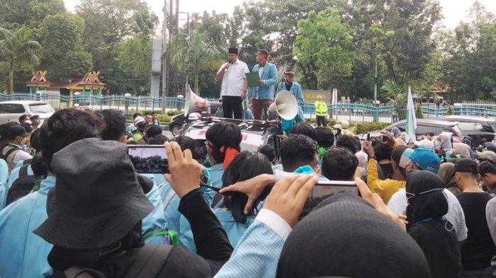 Sambut Mahasiswa, Ketua DPRD Riau Orasi di Hadapan Demonstran yang Tolak UU Cipta Kerja
