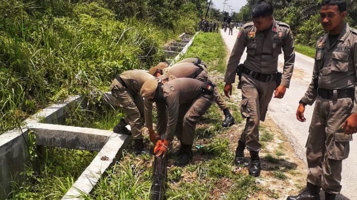 Satpol PP Bongkar Tiang TV Kabel yang Dibangun Mepet ke Bahu Jalan