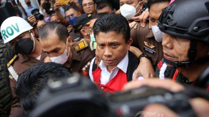 Satu Tembakan Ferdy Sambo Mengakhiri Kesakitan Brigadir J yang Tersungkur di Depan Tangga