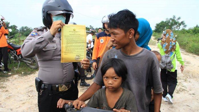 Personil Polsek Payung Sekaki Keliling Sebar Imbauan Cegah Karhutla ke Warga