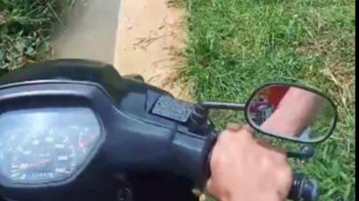 Video Sejoli Bermesraan di Atas Motor Siang Bolong, Rupanya Masih di Bawah Umur