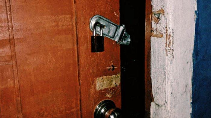 Tak Peduli Orang Melintas, 2 Pria Buka Gembok Rumah Orang, Pergi Bawa Harta Senilai Rp 400 Juta