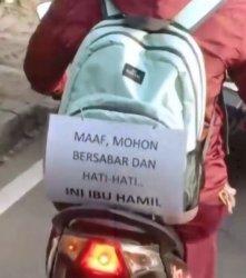 VIRAL Emak-Emak Bawa Motor dengan Tulisan Hati-Hati & Bersabar: Ternyata Punya Tujuan Mulia