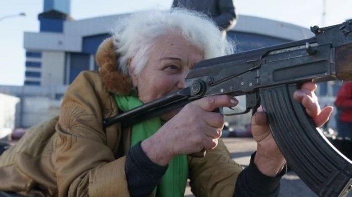 Rusia dan Ukraina Perang, Ternyata Nenek-nenek Sudah Dilatih Pakai Senjata Hadapi Invasi Rusia