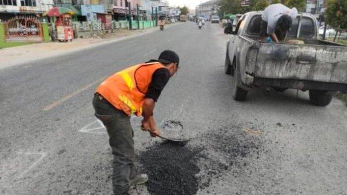 Biang Lakalantas di Riau Tewaskan 3 Orang, BPJN Tambal Sulam Jalan Depan Pasar Air Tiris Kampar