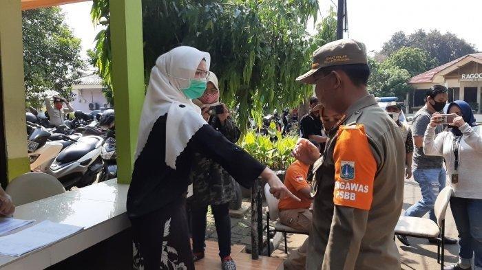 Ditegur Tak Pakai Masker dengan Benar, Pengendara Wanita Ini Emosi dan Membentak Petugas