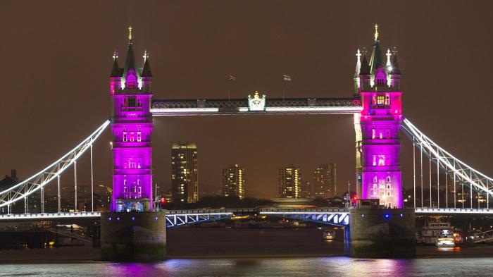 Sang Putri Lahir, Bangunan Terkenal di Inggris Mendadak Berwarna Pink
