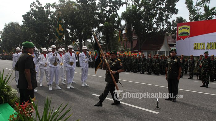 FOTO : Sertijab Dandrem 031/WB di Jalan Gajah Mada Pekanbaru - sertijab-danrem-wirabima-ok_20170302_140822.jpg