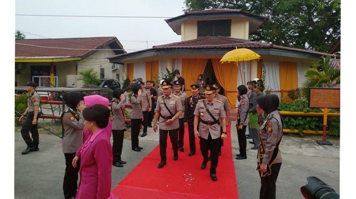LIVE FB: Upacara Farewell and Welcome Parade Kapolda Riau