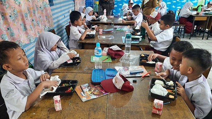 Ratusan Murid SD di Kota Pekanbaru Jalani Simulasi Makan Siang Bergizi Gratis