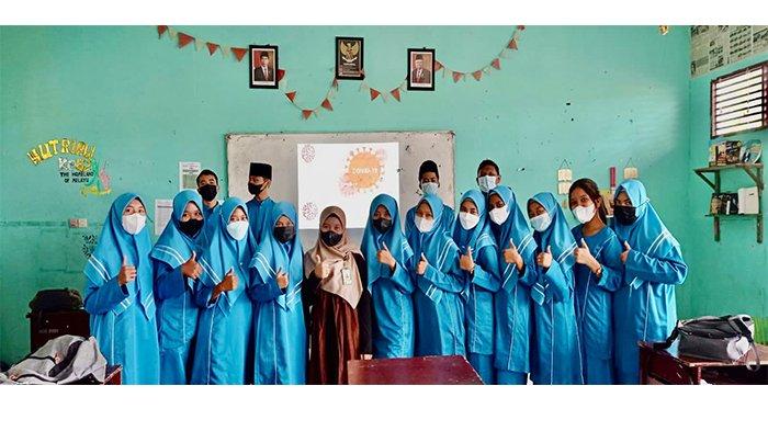 Pengabdian FKIP UIR untuk Siswa SMAN 1 Perhentian Raja, Latih Cara Bikin Hand Sanitizer