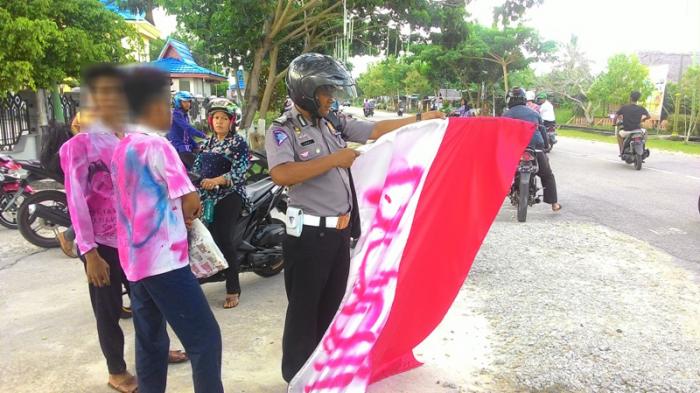 Dua Siswa Ini Rayakan Lulus SMP dengan Mencoret Bendera Merah Putih