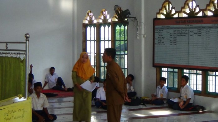 Sekolah Terendam Banjir, Puluhan Siswa di Rumbai Terpaksa Ujian Di Mesjid
