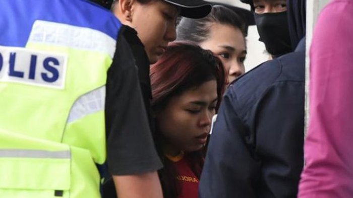 Siti Aisyah Terdakwa Pembunuh Kakak Tiri Kim Jong Un Syok Saat Dibawa ke TKP