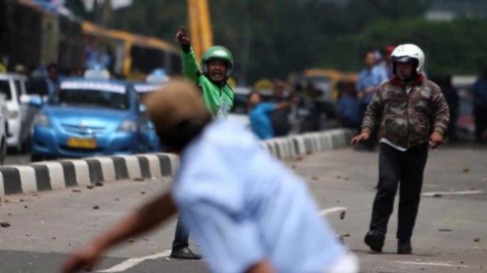 Halo Menhub dan Menkominfo, Turun Tangan Dong Atasi Kisruh Go-jek dengan Taksi!