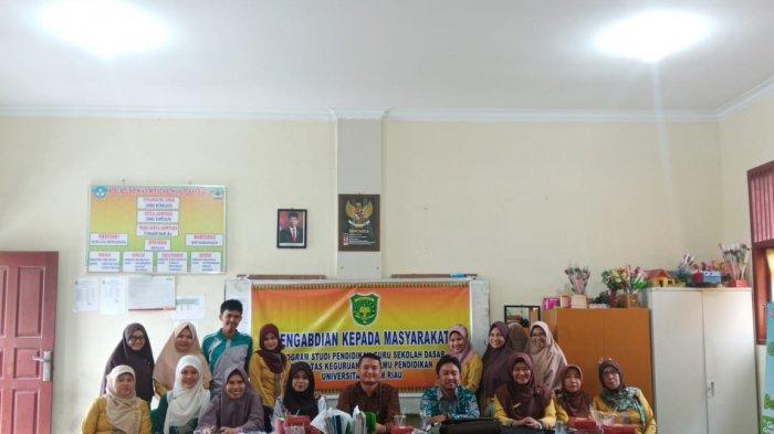 Tim Dosen PGSD FKIP UIR Latih Guru-guru di SDN 193 Pekanbaru