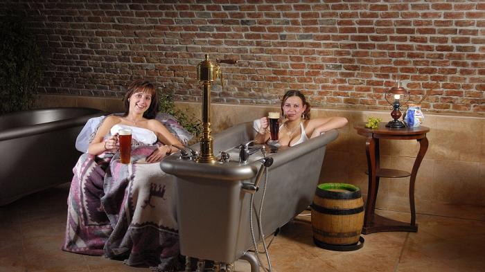 Hotel Tawarkan Perawatan Mandi Bir yang Disebut Bagus untuk Kulit