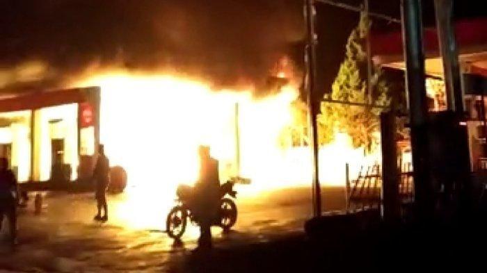 Kebakaran di Pabrik Ban Bekas Pekanbaru, Api Membesar karena Banyak Bahan Mudah Terbakar di Lokasi