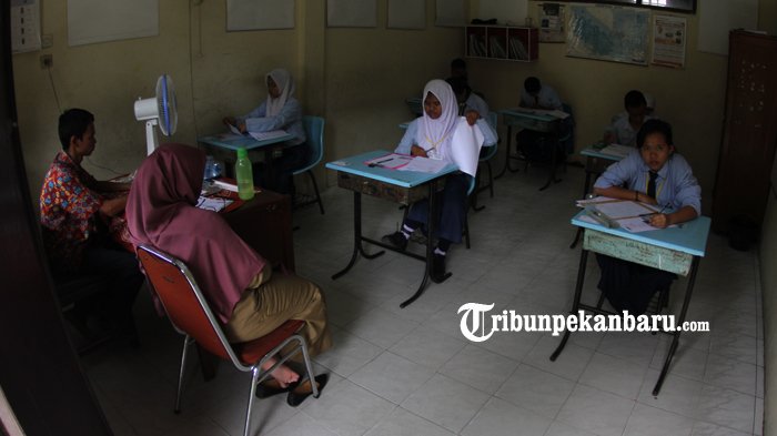 FOTO: Ujian Nasional Siswa SMPLB dari 7 Sekolah Luar Biasa di Pekanbaru - sri-mujinab_20180424_204158.jpg
