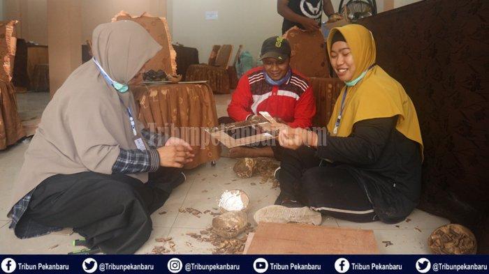Seni Olah Tempurung Berawal dari Imajinasi,Disdagprin Siak Riau Hadirkan Instruktur dari Yogyakarta