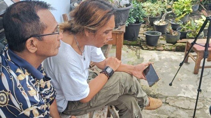 Suami Penuh Kasih Sayang, Begini Perlakuan Ayah Brigadir J Saat Istrinya Mau Nonton Rekonstruksi