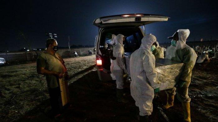 3 Jenazah Pasien Corona Ditumpuk Dalam 1 Mobil Ambulans, Petugas Makam Kewalahan Tangani Jenazah