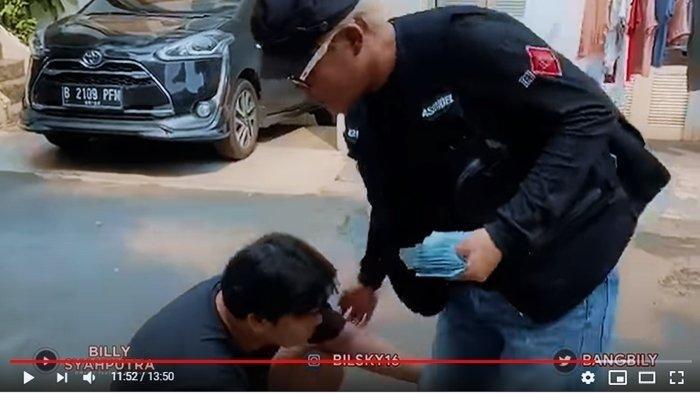 Detik-detik Billy Syahputra Tertangkap Kamera Sujud di Kaki Sule, Cuma Gara-gara Uang Rp 2,5 Juta
